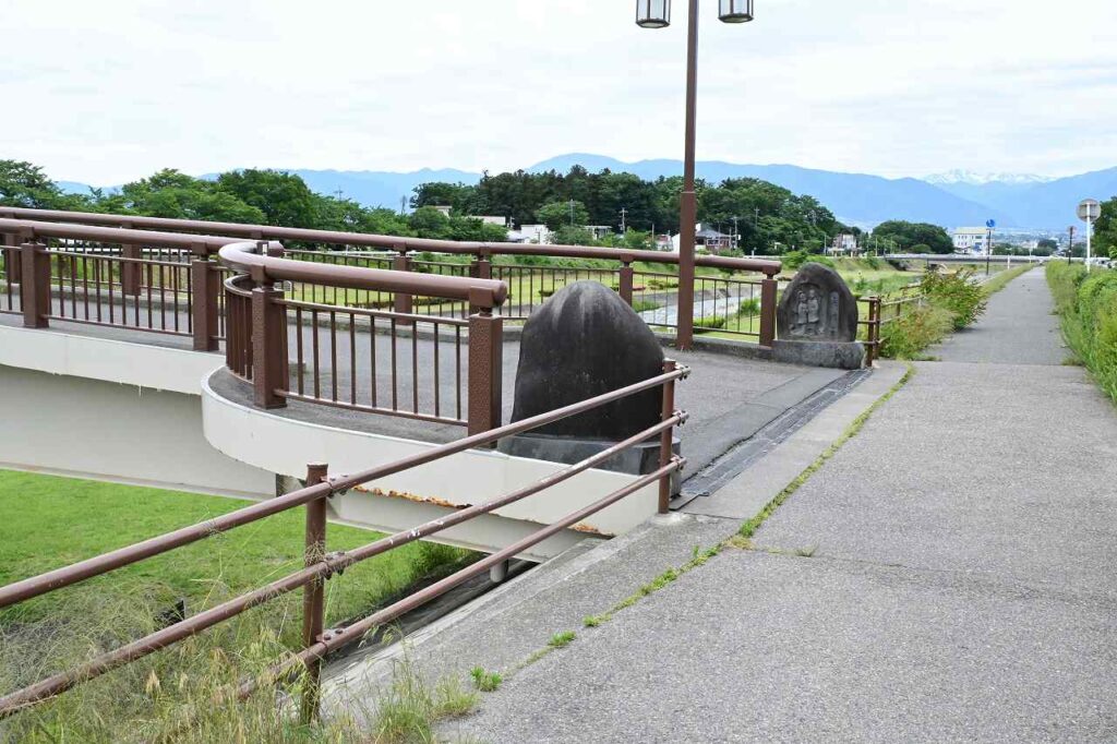 薄川沿いの土手